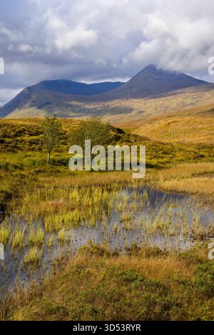 Vue d'un petit lochan sur Rannoch Moor donnant sur Glencoe, Lochaber, Écosse, Royaume-Uni. Banque D'Images