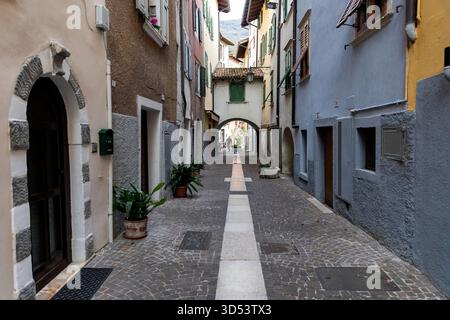 Belle rue à Torbole avec des maisons colorées et variété de porte d'entrée, Lago di garda, Trentin, Italie Banque D'Images