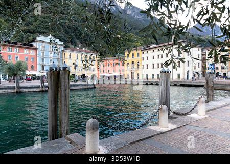 Belle vieille partie colorée de la ville de Riva del Garda sur les rives du lac de Garde en Italie, bâtiments historiques, petites places près du front de mer Banque D'Images