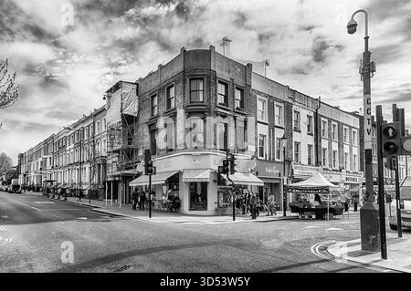 LONDRES - 12 AVRIL 2022 : marcher sur Portobello Road, Londres, Angleterre, Royaume-Uni. La route abrite l'un des marchés de rue les plus remarquables de Londres, également l'emplacement f Banque D'Images