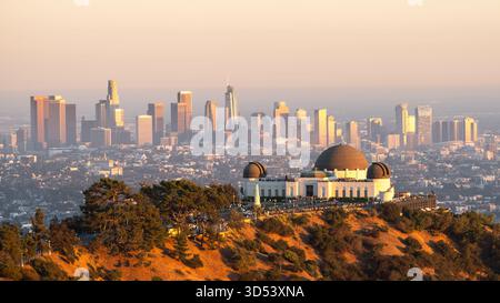 Griffith Observatory et centre-ville de Los Angeles au lever du soleil, Californie, États-Unis Banque D'Images
