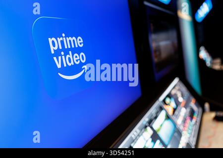 22 octobre 2025, Bavière, Munich : le logo et le lettrage Amazon Prime Video peuvent être vus sur un stand Amazon aux Media Days à Munich (Bavière, Allemagne). Amazon Prime est un abonnement payant d'Amazon qui offre des avantages tels que la livraison premium gratuite, l'accès à des services de streaming tels que Prime Video et Prime Music ainsi que des offres exclusives et d'autres services. (Image symbole, photo symbole, illustration, photo symbolique, photo illustrative, image thème, image générale, photo thème) photo : Matthias Balk/dpa Banque D'Images