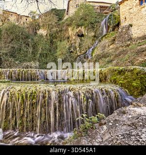 Chute d'eau d'Orbaneja del Castillo, point d'intérêt géologique, Orbaneja del Castillo, Village médiéval, Comarca del Páramo, Vallée de Sedano, Burgos, Banque D'Images