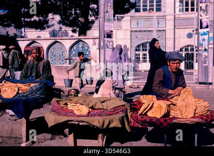 Commerçants de rue vendant du pain plat traditionnel naan tôt le matin, Kaboul, Afghanistan, août 1992. Banque D'Images