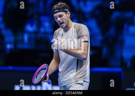 Taylor Fritz, des États-Unis, célèbre le match de la phase de groupes en simple masculin contre Alex de Minaur, de l'Australie, le cinquième jour de la finale Nitto ATP 2025 à l'Inalpi Arena de Turin Banque D'Images