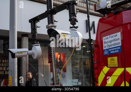 Metropolitan police caméras de reconnaissance faciale en direct en fonctionnement situé sur Sutton High Street, Greater London, Angleterre, Royaume-Uni Banque D'Images