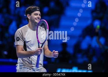 Taylor Fritz, des États-Unis, célèbre le match de la phase de groupes en simple masculin contre Alex de Minaur, de l'Australie, le cinquième jour de la finale Nitto ATP 2025 à l'Inalpi Arena de Turin Banque D'Images