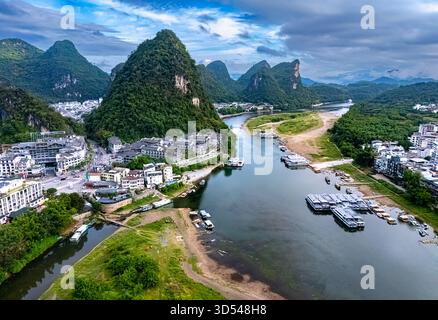 Vue aérienne de Yangshuo et de la rivière Li dans la région du Guangxi, Chine Banque D'Images