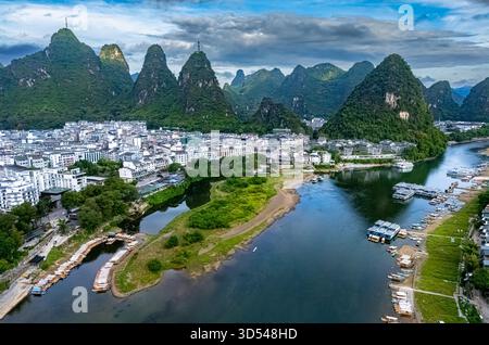 Vue aérienne de Yangshuo et de la rivière Li dans la région du Guangxi, Chine Banque D'Images