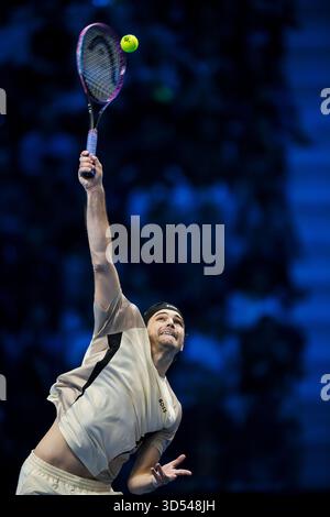 Taylor Fritz, des États-Unis, sert lors de son match en simple à la ronde contre Alex de Minaur, de l'Australie, au cours de la cinquième journée de la finale Nitto ATP 2025. Alex de Minaur a gagné 7-6(3), 6-3. Banque D'Images