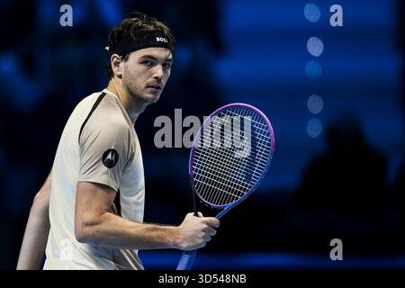 Taylor Fritz des États-Unis célèbre lors de son match en simple round robin contre Alex de Minaur de l'Australie lors de la cinquième journée des finales Nitto ATP 2025. Alex de Minaur a gagné 7-6(3), 6-3. Banque D'Images