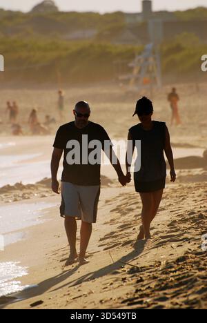 Un couple de jeunes adultes profite d'une journée romantique sur la plage à la fin d'une journée de vacances d'été à Montauk, New York, sur long Island Banque D'Images