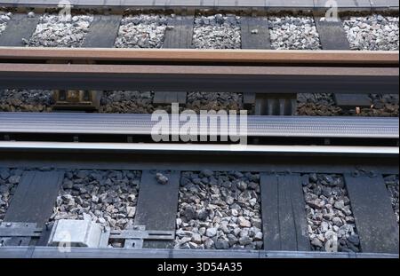 Gros plan sur les voies ferrées de la station de métro hors sol à Paris. Voie ferrée métallique avec du gravier autour du métro en France Banque D'Images