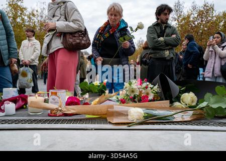 Paris, France. 13 novembre 2025. 13 novembre 2025 à Paris. Mémorial sur les lieux des attentats terroristes du 13 novembre 2015 - 13/11/2025 - France/Paris - Gilles Bader/le Pictorium crédit : LE PICTORIUM/Alamy Live News Banque D'Images