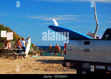 Une planche de surf s'étend au-delà de la baie d'un pick-up à la plage de Montauk, New York lors d'une journée de vacances d'été sur long Island Banque D'Images