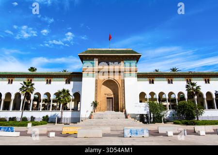 Cette image a été prise à Casablanca, Maroc. Il montre le Palais de Justice - un bâtiment gouvernemental important et monument architectural de la ville. Banque D'Images