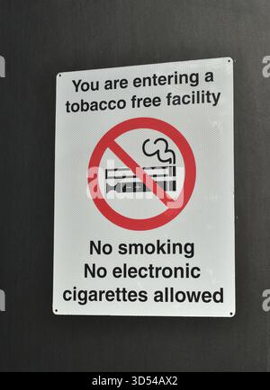 Panneau interdisant de fumer et cigarettes électroniques. Banque D'Images