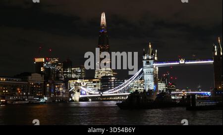 Les gratte-ciel de Londres la nuit avec le gratte-ciel Shard et Tower Bridge sur la Tamise. Banque D'Images