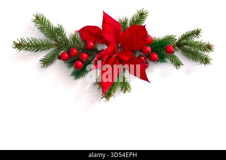 Décoration de Noël. Fleur de poinsettia rouge, arbre de Noël branche, baies rouges sur fond blanc avec espace pour le texte. Vue de dessus, pose à plat Banque D'Images