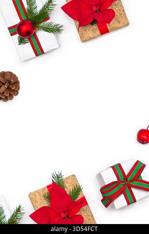 Vue de dessus plat de trois boîtes cadeaux de Noël décorées avec des ornements festifs, pomme de pin et pomme rouge avec des gouttes de pluie glacées sur un fond blanc. Mi Banque D'Images