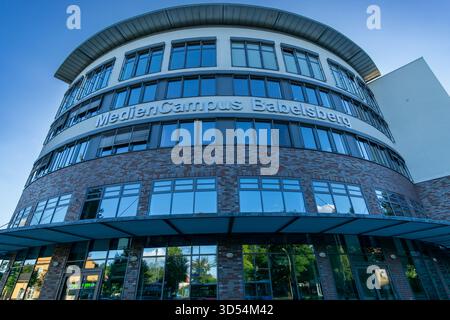 Le MedienCampus Babelsberg, un bureau contemporain et un centre de presse situé à Potsdam-Babelsberg, en Allemagne. Medienschule Babelsberg. Banque D'Images