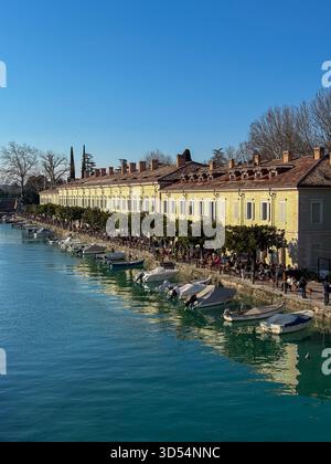 Canal Peschiera del Garda dans une journée ensoleillée d'hiver, Vénétie, Italie Banque D'Images