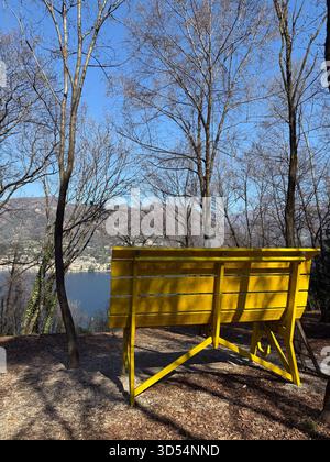 Banc jaune géant sur une colline au-dessus du lac de Garde, Italie Banque D'Images