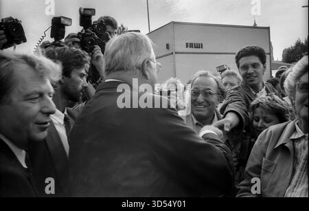 Allemagne, Berlin, 16.08.1992, Chancelier fédéral Helmut Kohl, à gauche : le maire de Berlin Eberhard Diepgen, serrant la main devant la ville Rouge Banque D'Images