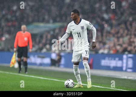 Marcus Rashford, de l'Angleterre, tient le ballon lors de la neuvième manche des qualifications à la Coupe du monde de la FIFA match Angleterre vs Serbie au stade de Wembley, Londres, Royaume-Uni, 13 novembre 2025 (photo par Alfie Cosgrove/News images) *** GER AUT sui OUT *** Banque D'Images
