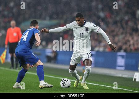 Marcus Rashford, de l'Angleterre, tient le ballon alors qu'Andrija Zivkovic, de Serbie, exerce les pressions lors de la 9e manche des qualifications pour la Coupe du monde de la FIFA match Angleterre vs Serbie au stade de Wembley, Londres, Royaume-Uni, 13 novembre 2025 (photo par Alfie Cosgrove/News images) *** GER AUT sui OUT *** Banque D'Images