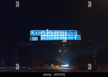 Scène nocturne sur l'autoroute M40, Royaume-Uni Banque D'Images