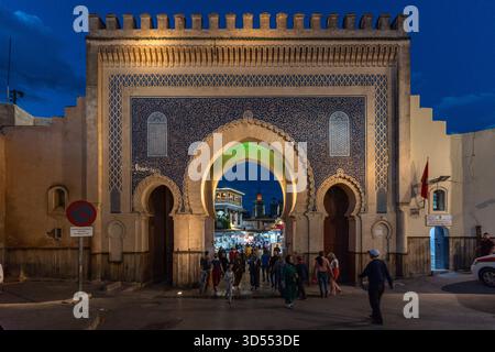 Fès, Maroc, 1er mai 2025. Vue nocturne de Bab Bou Jeloud, une porte ornée qui est l'entrée principale de la vieille ville de Fès Banque D'Images