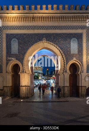 Fès, Maroc, 1er mai 2025. Vue nocturne de Bab Bou Jeloud, une porte ornée qui est l'entrée principale de la vieille ville de Fès Banque D'Images
