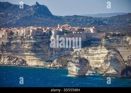 Vue sur la ville médiévale de Bonifacio avec sa côte calcaire blanche ensoleillée et son ciel bleu Banque D'Images
