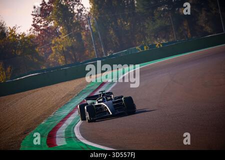 Sergio Perez, (MEX) Cadillac, conduit pour la première fois pour Cadillac dans un essai avec la Ferrari SF-23 à Imola, le 13-14 novembre 2025 pour le championnat du monde de formule 1 2026. Banque D'Images