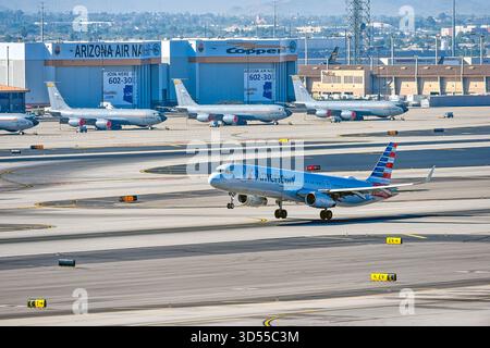 American Airlines A321 décolle de la piste devant le centre de la garde nationale de l'Arizona à l'aéroport international Phoenix Skyharbor en Arizona, aux États-Unis Banque D'Images