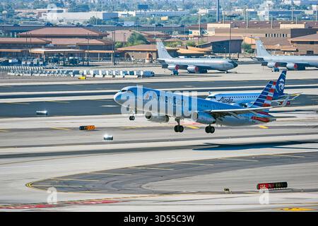 American Airlines A321 décolle de la piste devant le centre de la garde nationale de l'Arizona à l'aéroport international Phoenix Skyharbor en Arizona, aux États-Unis Banque D'Images