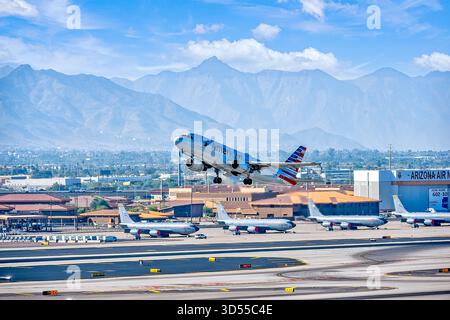 American Airlines A321 décolle de la piste devant le centre de la garde nationale de l'Arizona à l'aéroport international Phoenix Skyharbor en Arizona, aux États-Unis Banque D'Images