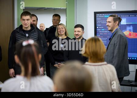 Ville de Zaporizhzhia, Ukraine. 13 novembre 2025. Le président ukrainien Volodymyr Zelenskyy, à droite, s’entretient avec des élèves et des enseignants lors d’une visite d’une école spécialisée construite à l’intérieur d’un bunker, le 13 novembre 2025, à Zaporizhzhia, en Ukraine. Crédit : Présidence ukrainienne/Bureau de presse présidentiel ukrainien/Alamy Live News Banque D'Images