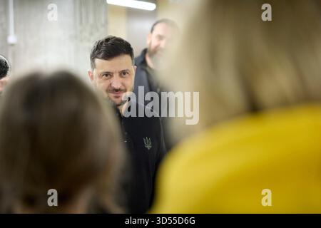 Ville de Zaporizhzhia, Ukraine. 13 novembre 2025. Le président ukrainien Volodymyr Zelenskyy, au centre, s’entretient avec des élèves et des enseignants lors d’une visite d’une école spécialisée construite à l’intérieur d’un bunker, le 13 novembre 2025, à Zaporizhzhia, en Ukraine. Crédit : Présidence ukrainienne/Bureau de presse présidentiel ukrainien/Alamy Live News Banque D'Images