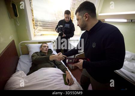 Ville de Zaporizhzhia, Ukraine. 13 novembre 2025. Le président ukrainien Volodymyr Zelenskyy, à droite, serre la main à un guerrier blessé après lui avoir remis des récompenses pour son courage et son service lors d’une visite à un hôpital militaire, le 13 novembre 2025, à Zaporizhzhia, en Ukraine. Crédit : Présidence ukrainienne/Bureau de presse présidentiel ukrainien/Alamy Live News Banque D'Images