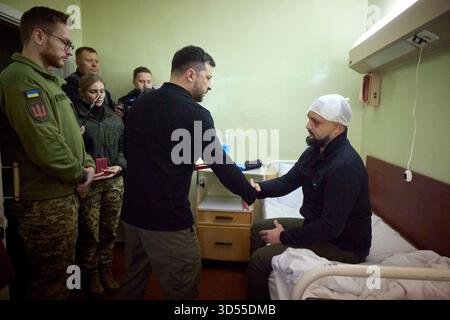 Ville de Zaporizhzhia, Ukraine. 13 novembre 2025. Le président ukrainien Volodymyr Zelenskyy, au centre, serre la main à un guerrier blessé après lui avoir remis des récompenses pour son courage et son service lors d’une visite à un hôpital militaire, le 13 novembre 2025, à Zaporizhzhia, en Ukraine. Crédit : Présidence ukrainienne/Bureau de presse présidentiel ukrainien/Alamy Live News Banque D'Images