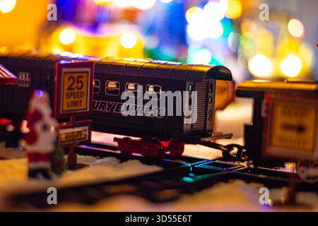 Une belle scène de village de Noël miniature avec des lumières festives et de minuscules figurines créant une atmosphère de vacances chaleureuse avec bokeh et colorfu éclatants Banque D'Images