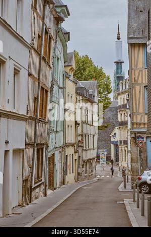 Rouen, Normandie, France - 23 septembre 2025 : maisons à colombages le long de la rue du petit porche Banque D'Images