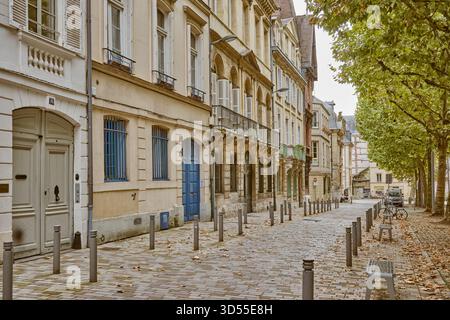 Rouen, Normandie, France - 23 septembre 2025 : bâtiments anciens et arbres bordant la place de la Rougemare. Banque D'Images