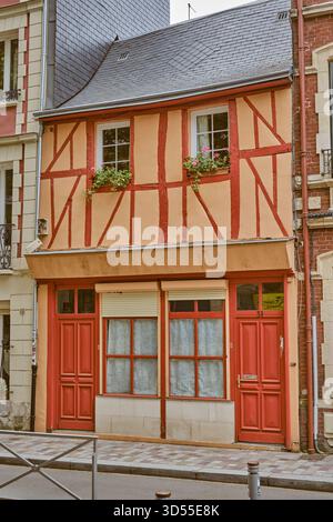 Rouen, Normandie, France - 23 septembre 2025 : maisons historiques colorées à colombages le long de la place de la Rougemare Banque D'Images
