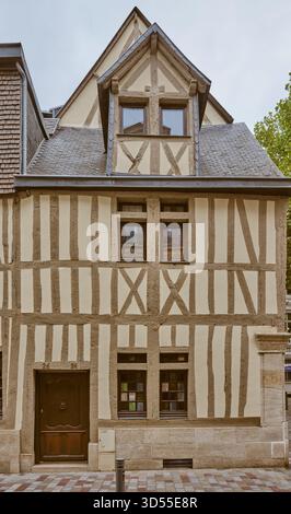 Rouen, Normandie, France - 23 septembre 2025 : maisons historiques à colombages le long de la place de la Rougemare Banque D'Images