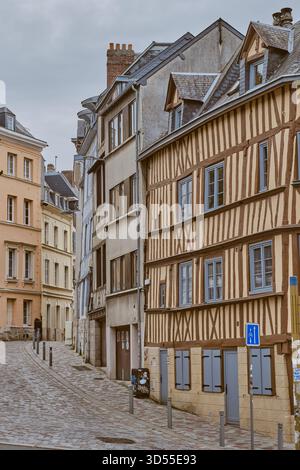 Rouen, Normandie, France - 23 septembre 2025 : maisons historiques à colombages le long de la place du Dr Alfred cerne Banque D'Images