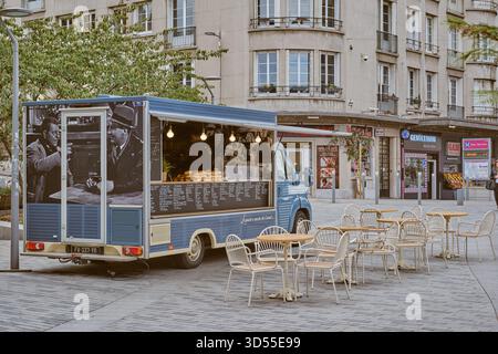 Rouen, Normandie, France - 23 septembre 2025 : fourgon de restauration rapide avec table et chaises vides Banque D'Images