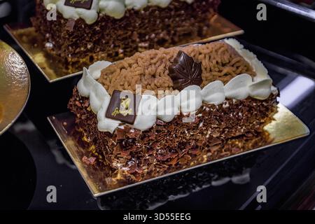 Zurich, Suisse - 24 novembre 2024 : gâteau aux vermicelles de châtaignier riche avec chocolat et feuille de crème, dessert d'hiver chez Sprungli Chocolatier Banque D'Images